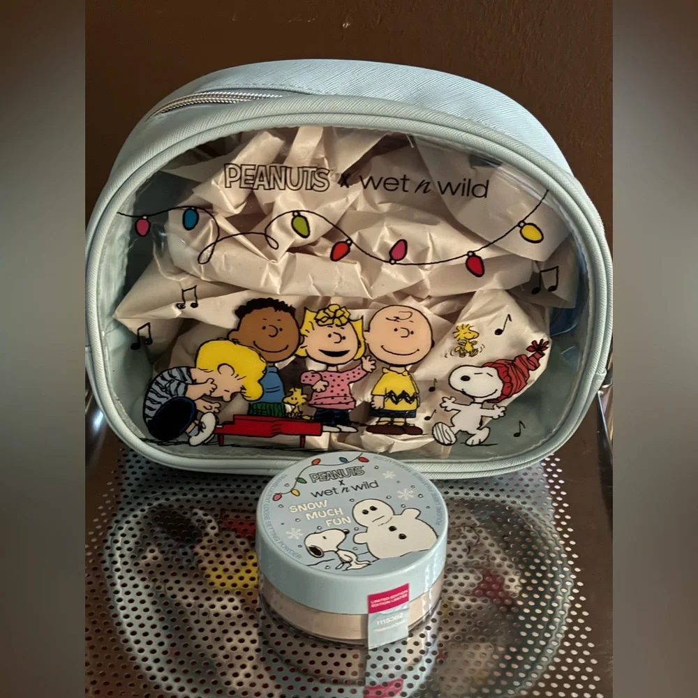 Wet n Wild x Peanuts limited edition Christmas cosmetic bag - Picture 5 of 5